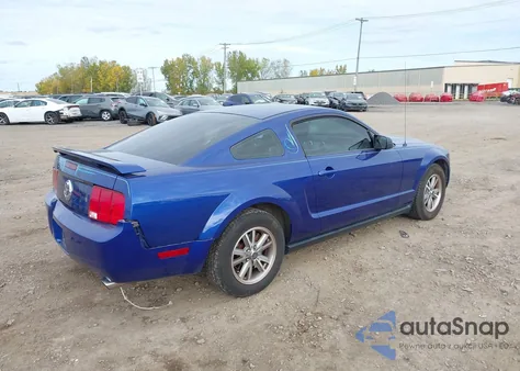 2005 Ford Mustang V6 Deluxe/V6 Premium z USA, uszkodzony, nr VIN 1ZVHT80N755236592